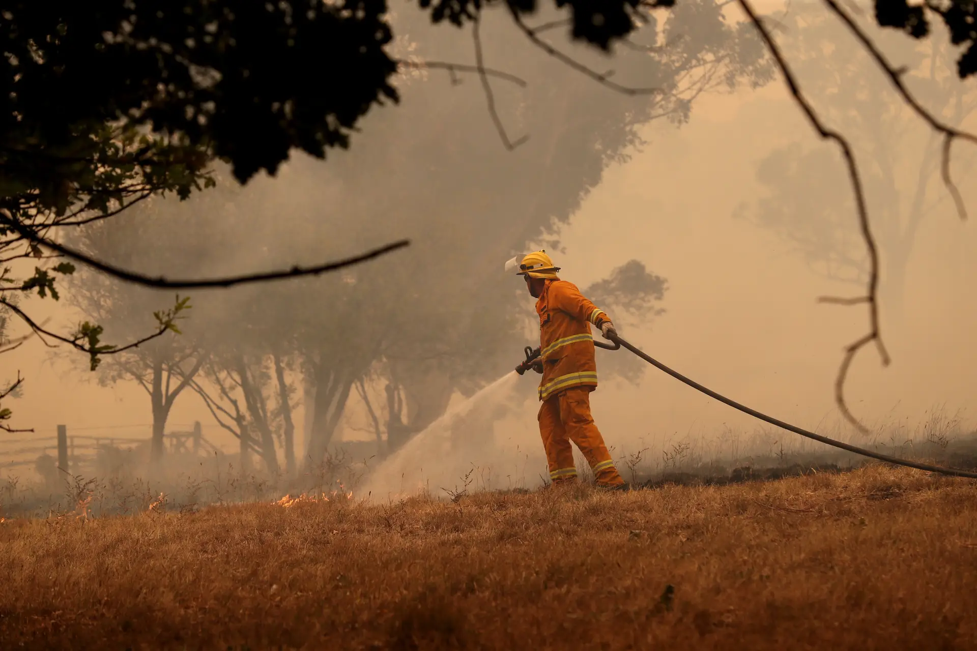 Dois bombeiros morrem durante os incêndios na Austrália