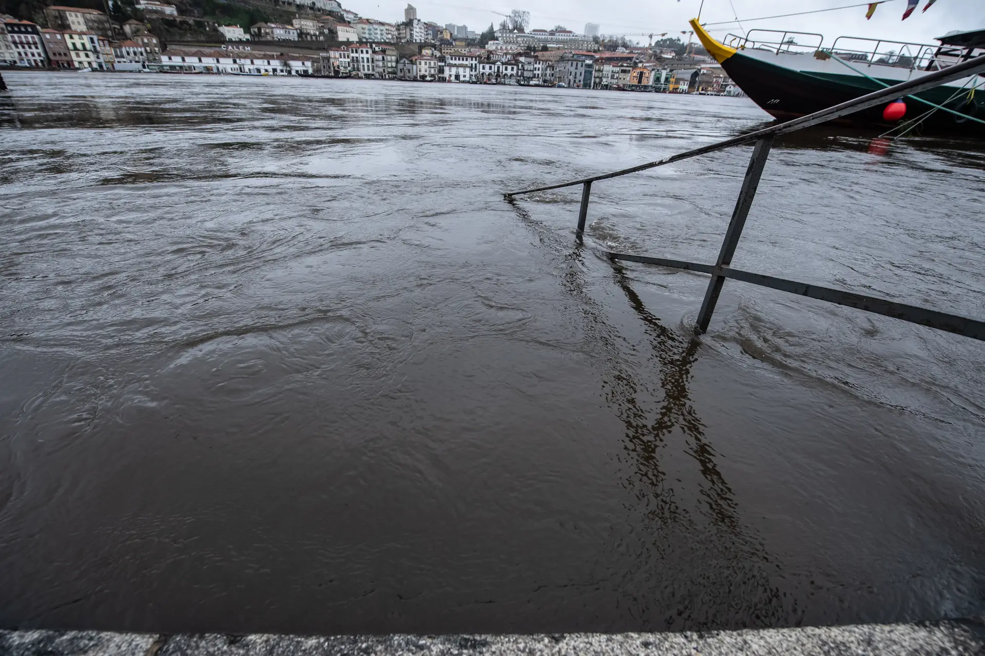 Cheias nas zonas ribeirinhas de Porto e Gaia previsíveis até sábado