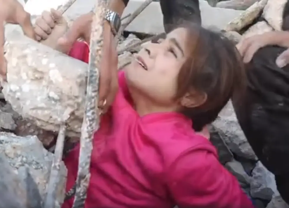 Vídeo mostra resgate de menina síria dos escombros de um edifício bombardeado