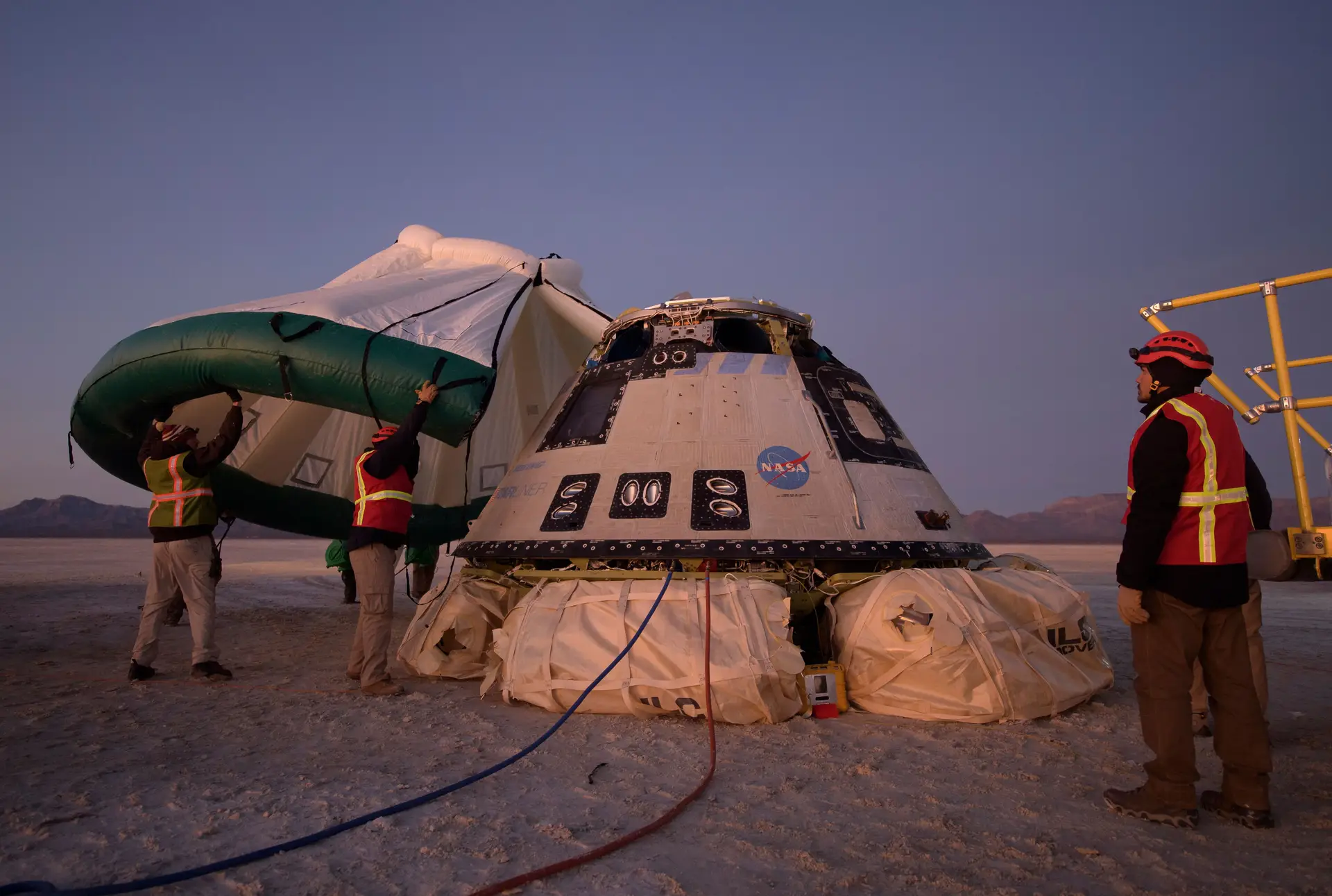 Cápsula da Boeing aterra em segurança após falhar acoplagem com estação espacial