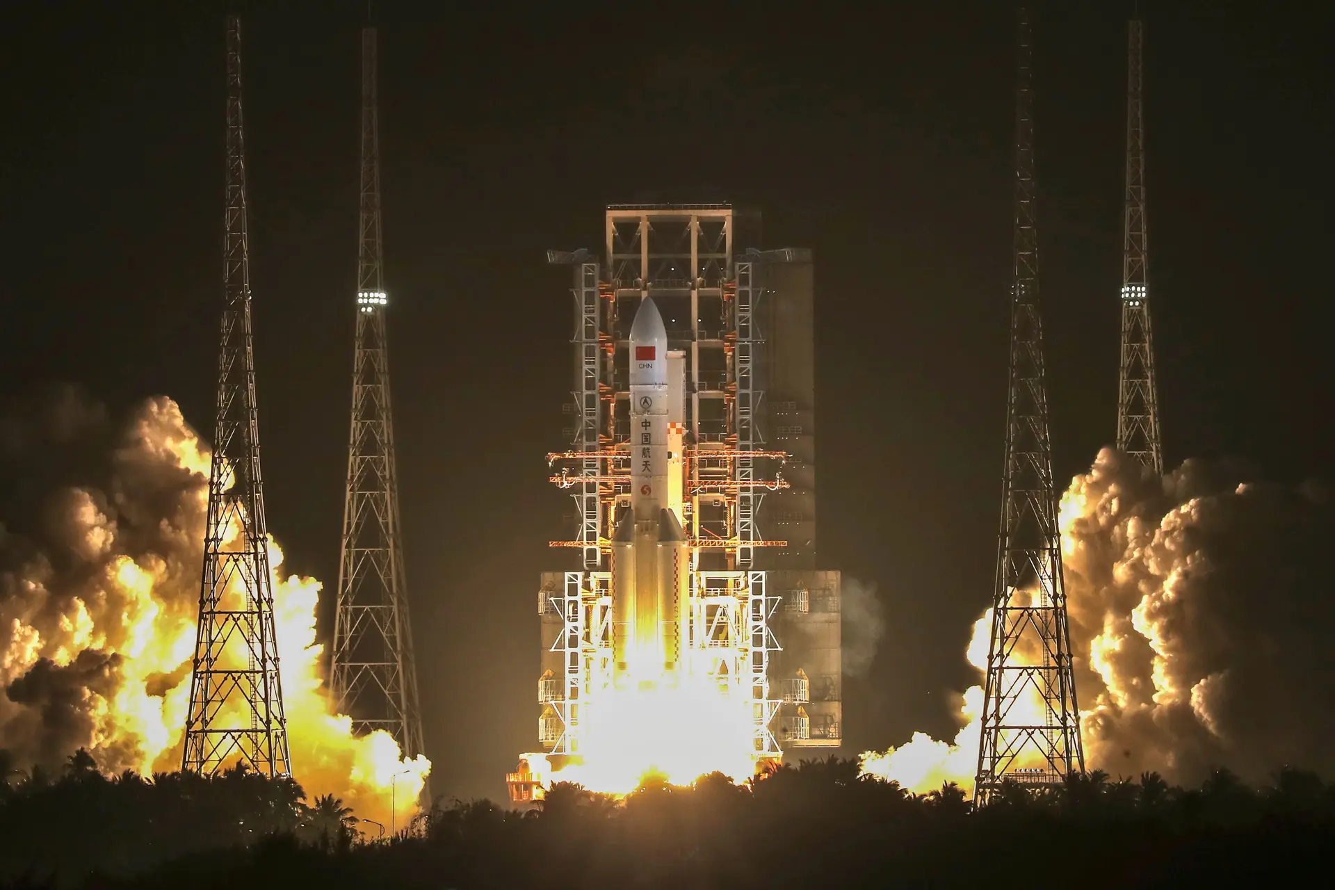 China lança pela terceira vez foguetão com que quer enviar sonda a Marte em 2020