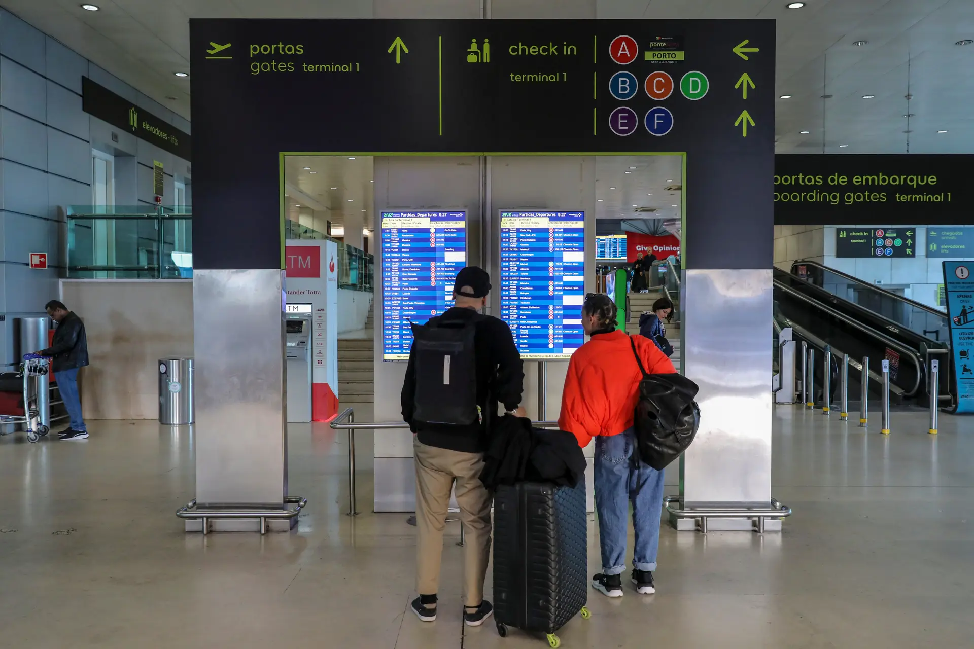 Aeoportos encerrados ao tráfego de passageiros na Páscoa