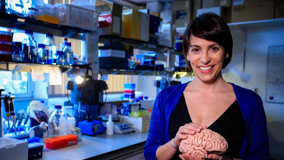 2019 foi um ano de falhanços desencorajadores e de grandes promessas na investigação em Alzheimer. Uma montanha russa de resultados científicos que deixou clara para a comunidade científica a necessidade de diversificar a procura de caminhos para travar a mais assustadora e prevalente das demências. A neurocientista Luísa Lopes estuda o envelhecimento e propõe uma nova abordagem para entender o Alzheimer. Terça-feira no Jornal da Noite.