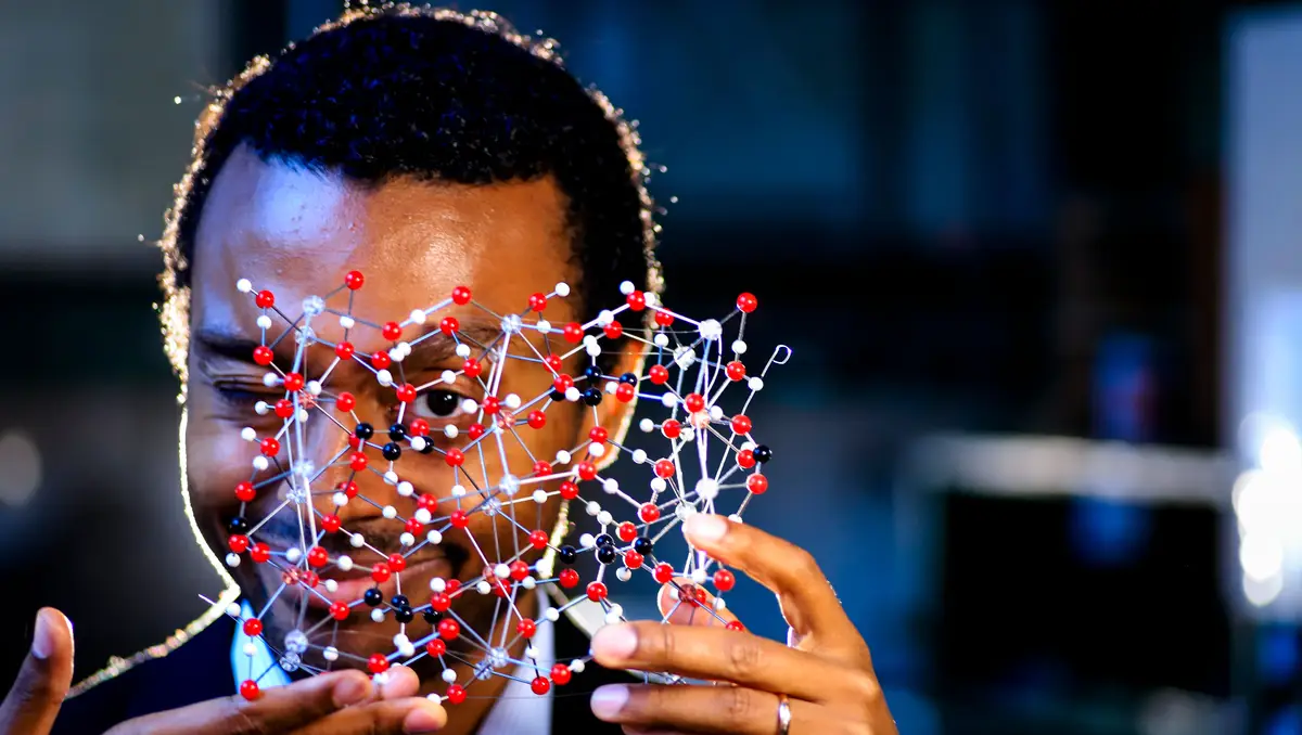 O químico orgânico Nuno Maulide é um dos mais respeitados divulgadores de ciência na Áustria, onde foi eleito cientista do ano. Tem 18 prémios no currículo e recebeu as mais importantes bolsas europeias. Dedica-se a repensar a química de síntese, que está na origem de quase tudo o que usamos: quer retirar-lhe lixo e torná-la mais sustentável. De 2019, destaca um passo importante nesse sentido. É também pianista amador e garante que reproduzir em laboratório produtos criados pela Natureza ao longo de milhões de anos é comparável a compor uma sinfonia. Quarta feira no Jornal da Noite.