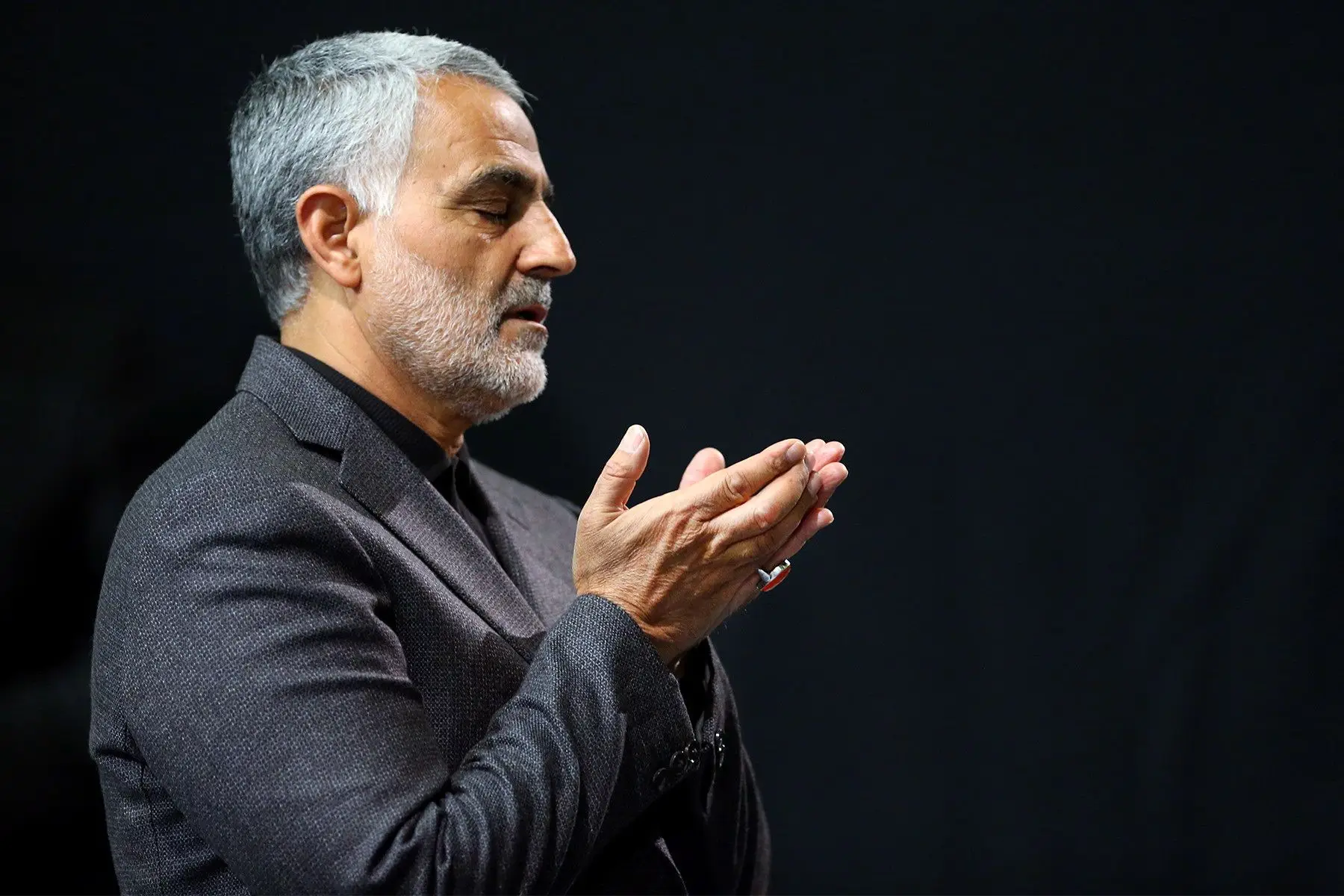O comandante da força de elite iraniana Al-Quds, o general Qassem Soleimani, morreu a 3 de janeiro num ataque aéreo contra o aeroporto internacional de Bagdade ordenado por Trump.