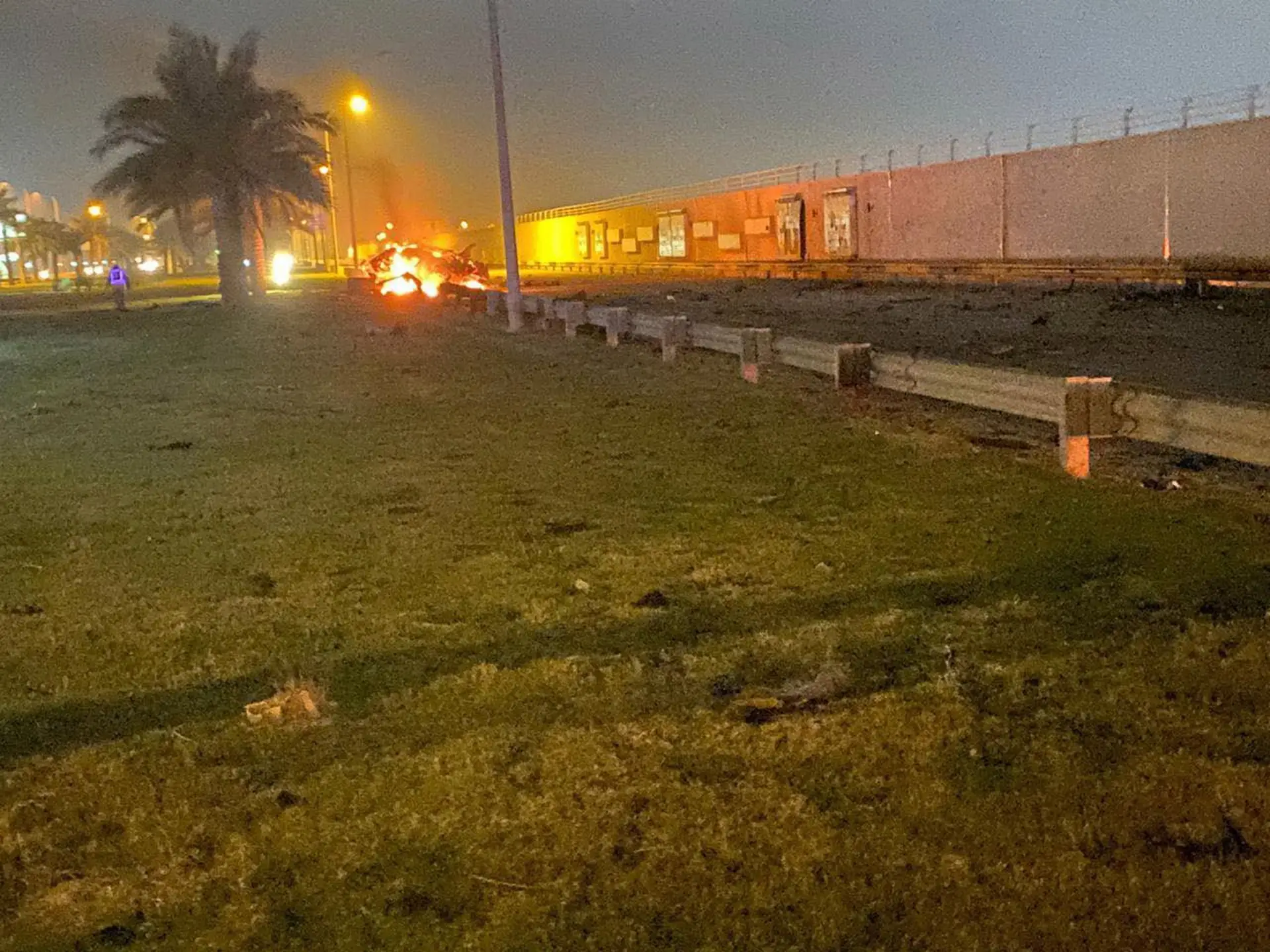 Imagem fornecida pela iraquiana Security Media Cell mostra o ataque dos EUa contra o aeroporto em Bagdade.