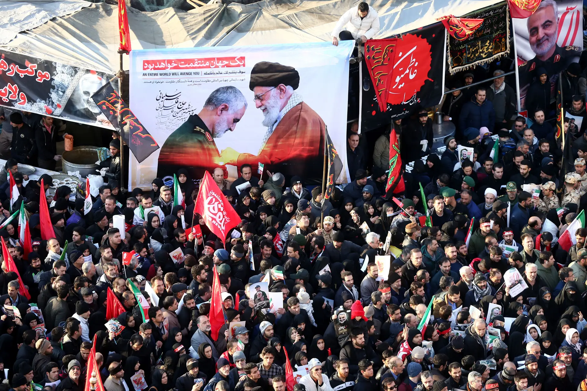 Dezenas de milhares em Teerão em homenagem ao general Soleimani