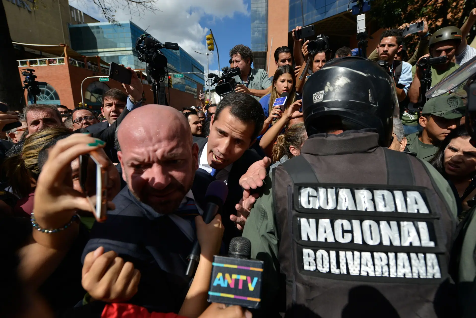 O líder da oposição venezuelana, Juan Guaidó, discute com a polícia militarizada enquanto tenta entrar na Assembleia Nacional, em Caracas.