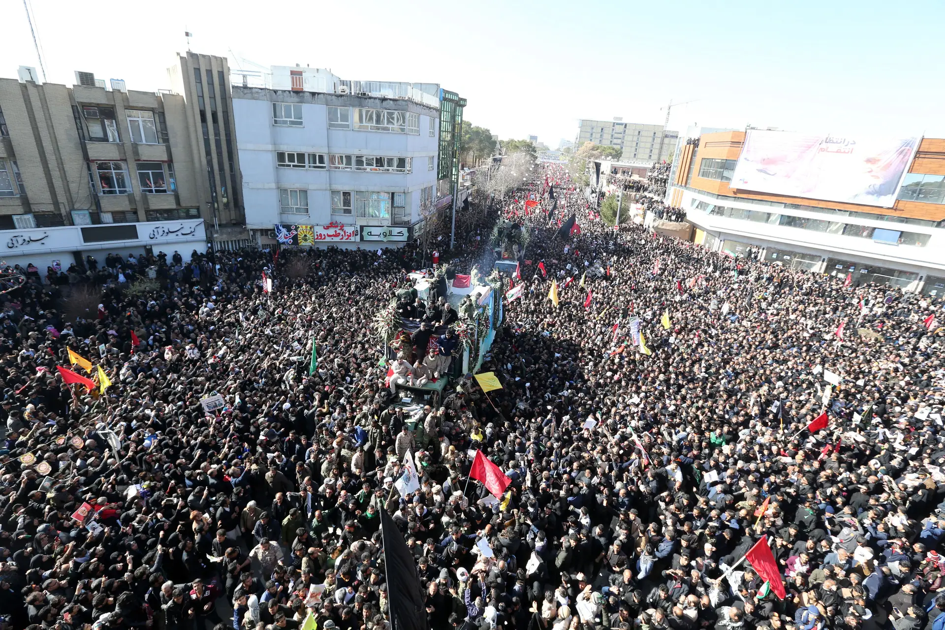 Pelo menos 32 mortos em debandada no funeral do general Soleimani