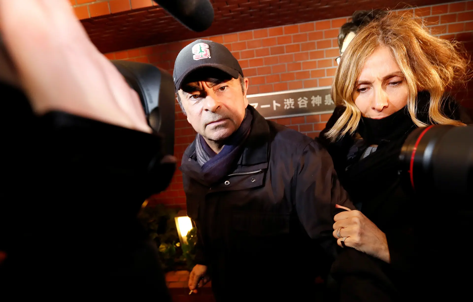 Carole Ghosn (dir) com o marido.