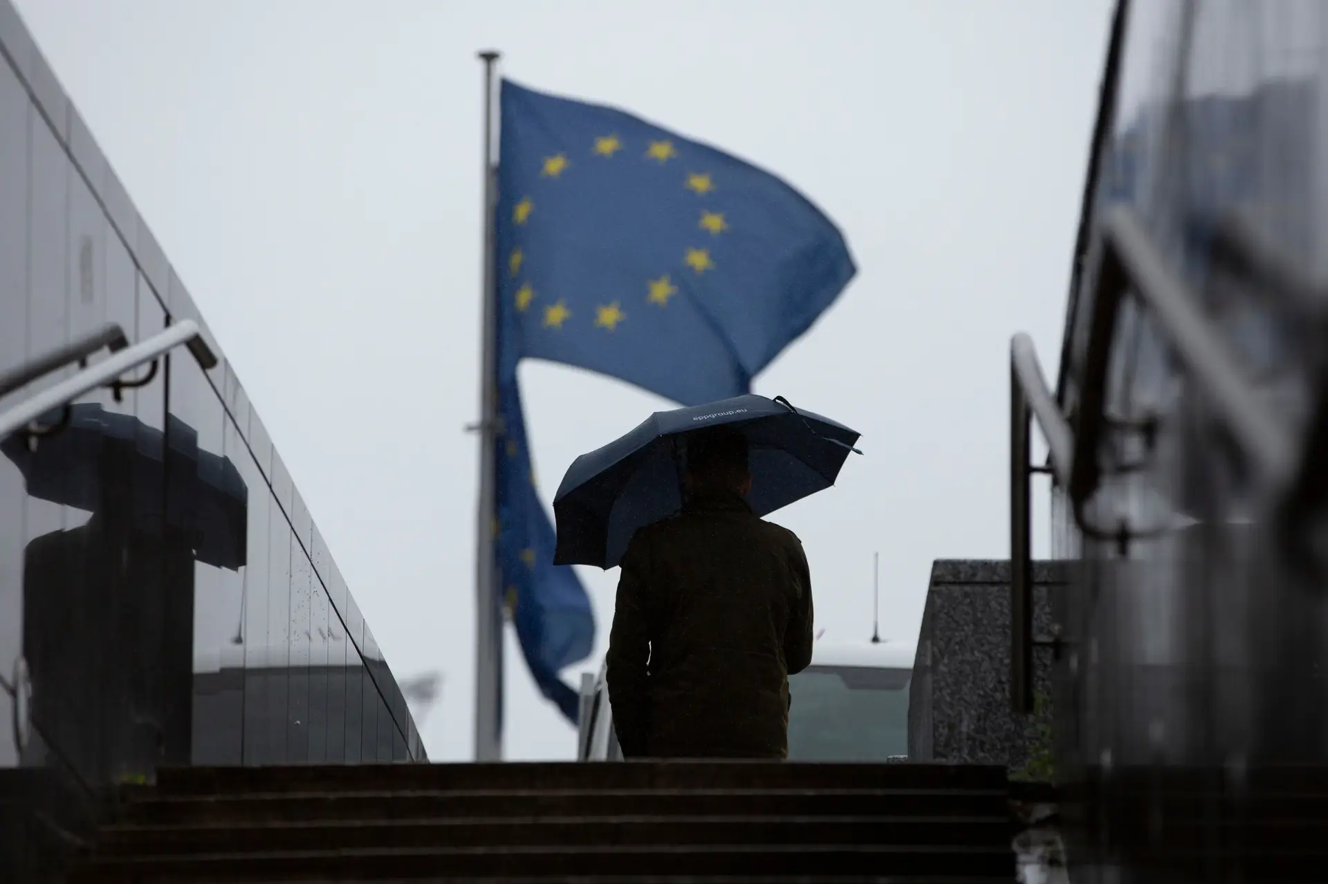 Ministros das Finanças da UE aprovam suspensão temporária das regras orçamentais