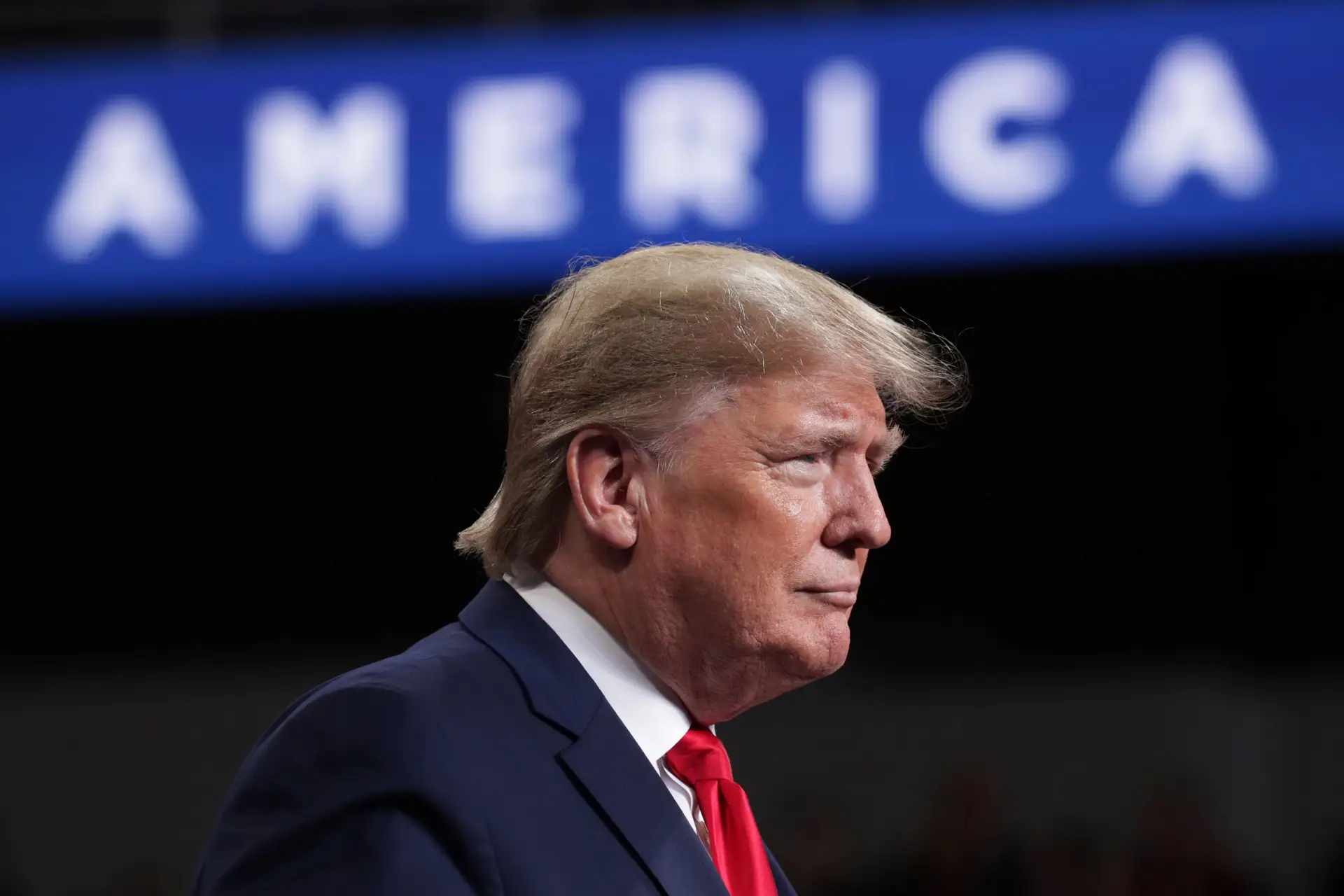 Trump acusado de violar a lei por reter ajuda à Ucrânia