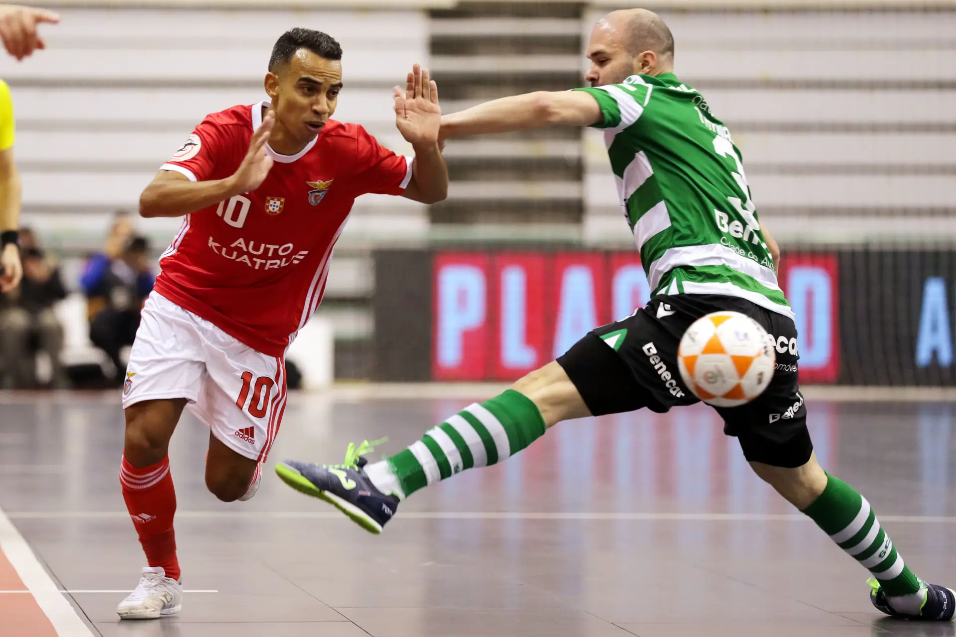 Futsal: Sporting vence Benfica e fica a um triunfo do título - SIC Notícias