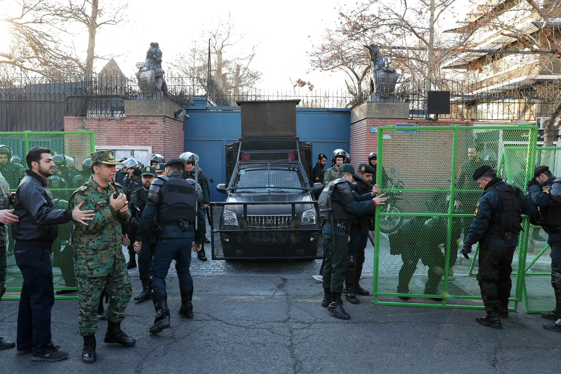 Polícia iraniana nega ter disparado fogo real e gás lacrimogéneo contra manifestantes em Teerão