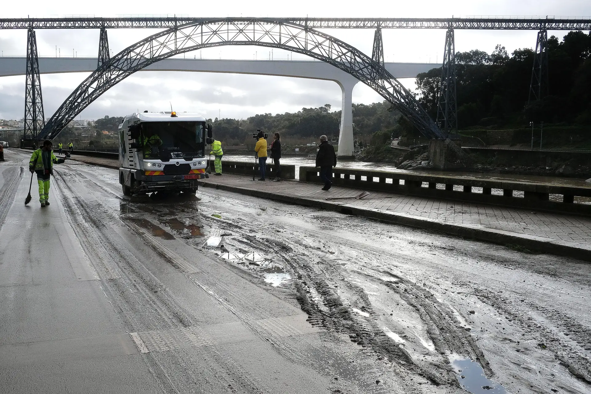 Derrocada de pedras de grandes dimensões atinge quartos de hotel na cidade do Porto