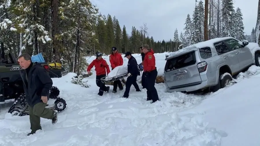 Mulher com demência sobrevive seis dias no carro coberto de neve