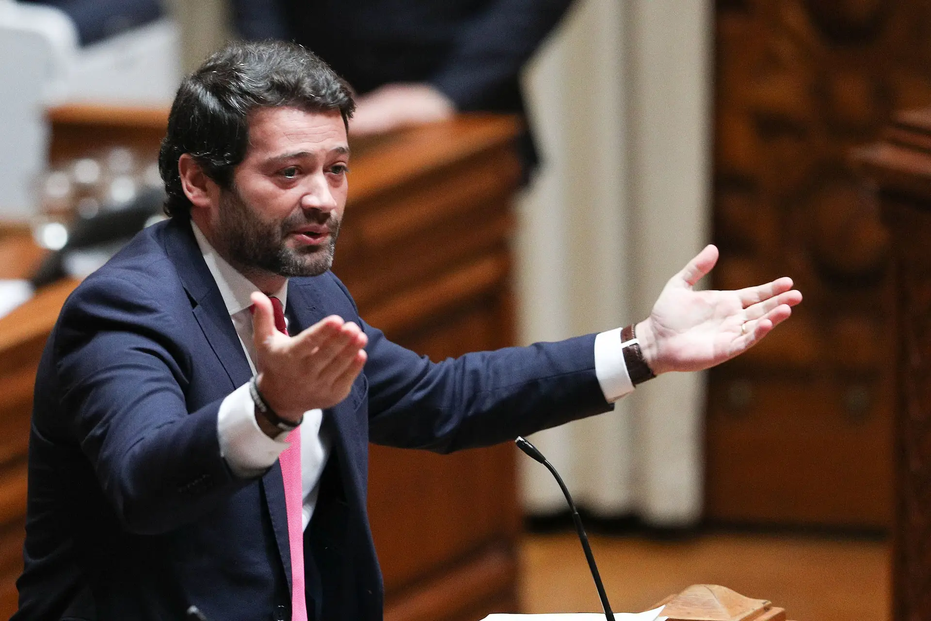 Os maiores partidos estão "a tentar matar a política", afirma André Ventura