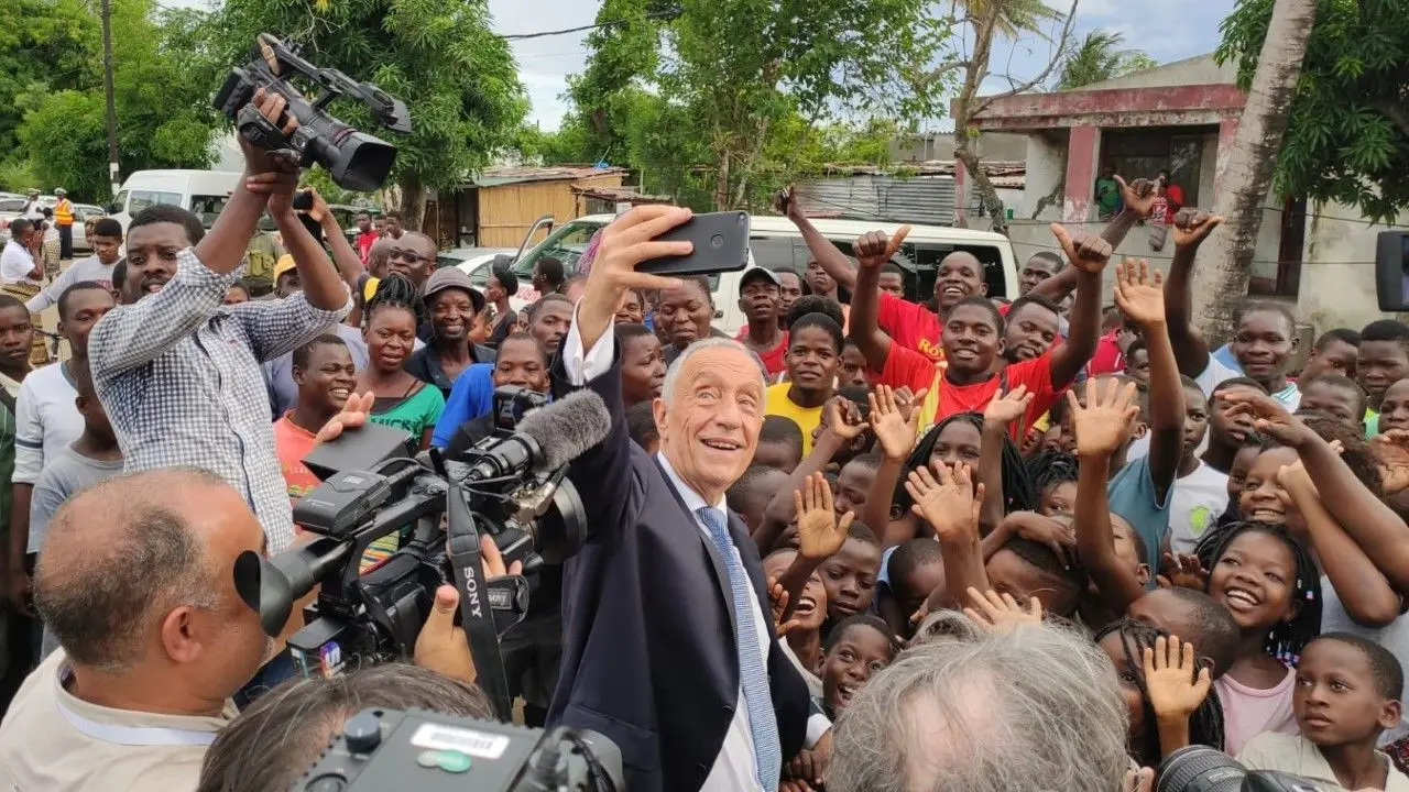 Marcelo não resiste e pede telemóvel emprestado para tirar selfie na Beira