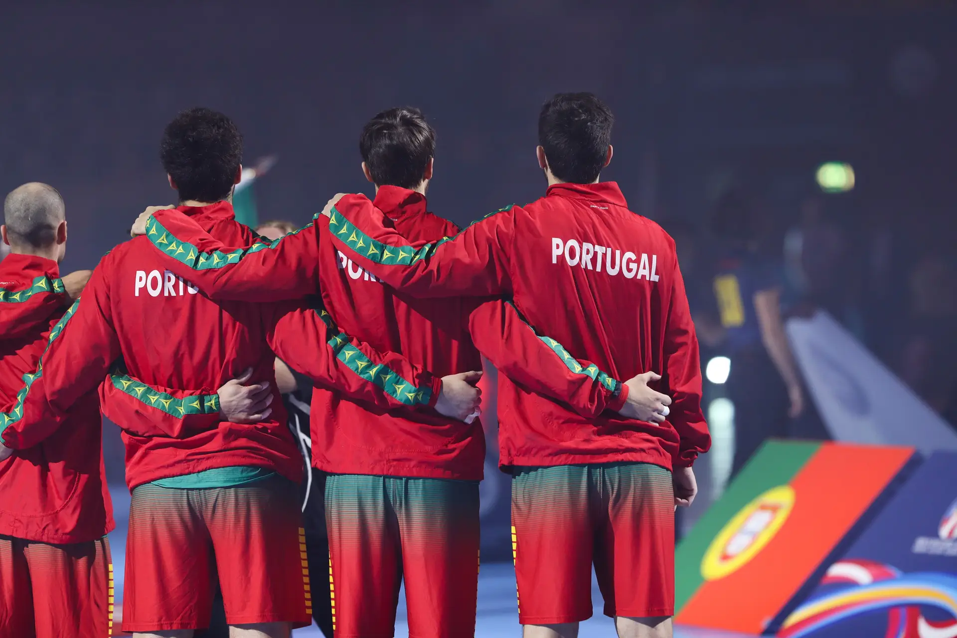 Jogadores da Seleção portuguesa de andebol durante o hino antes da partida para o Europeu, em Malmo, Suécia.