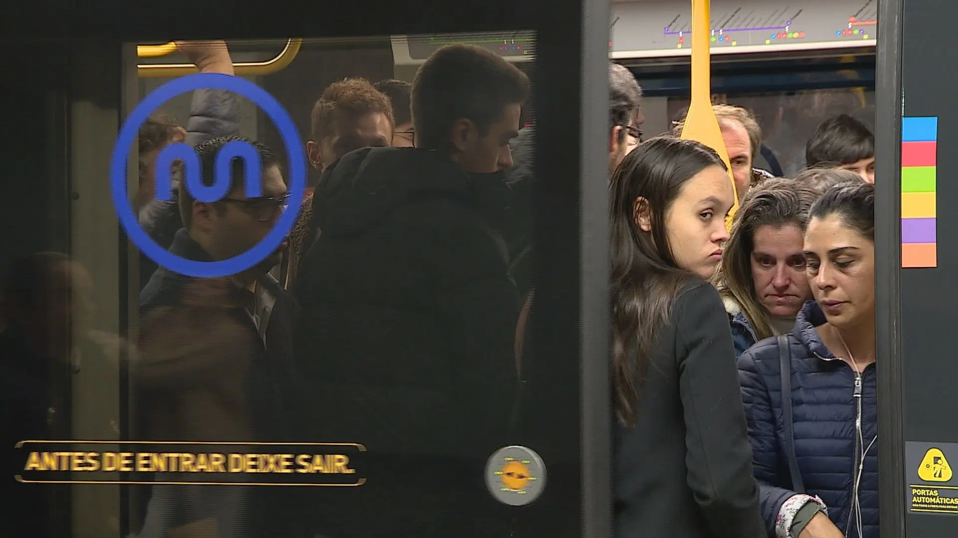 Metro do Porto suspende carregamento e validações de bilhetes