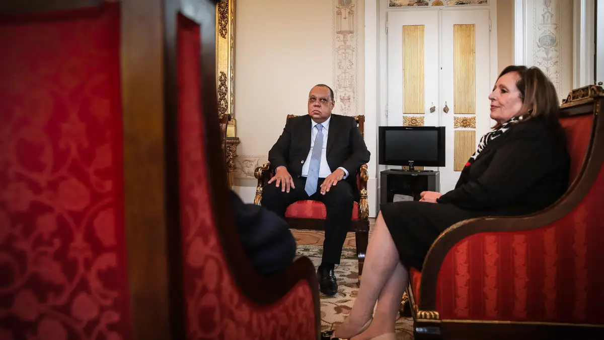 O procurador-geral da República de Angola, Hélder Pitta Grós, com a procuradora-geral da República de Portugal, Lucília Gago, durante uma reunião sobre a investigação Luanda Leaks, em Lisboa