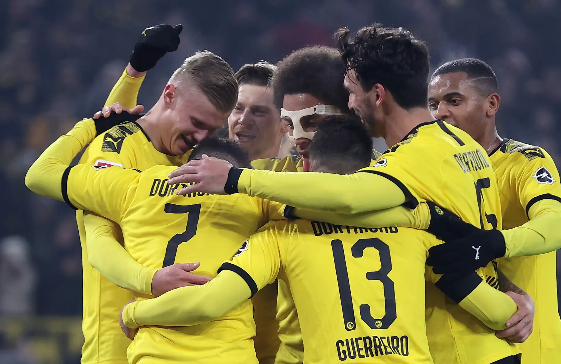 Dortmund vence com golo de Guerreiro e cola-se ao Bayern Munique