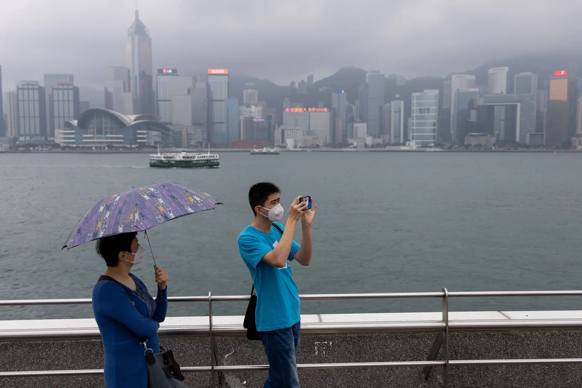 Hong Kong declara estado de emergência e fecha escolas durante duas semanas