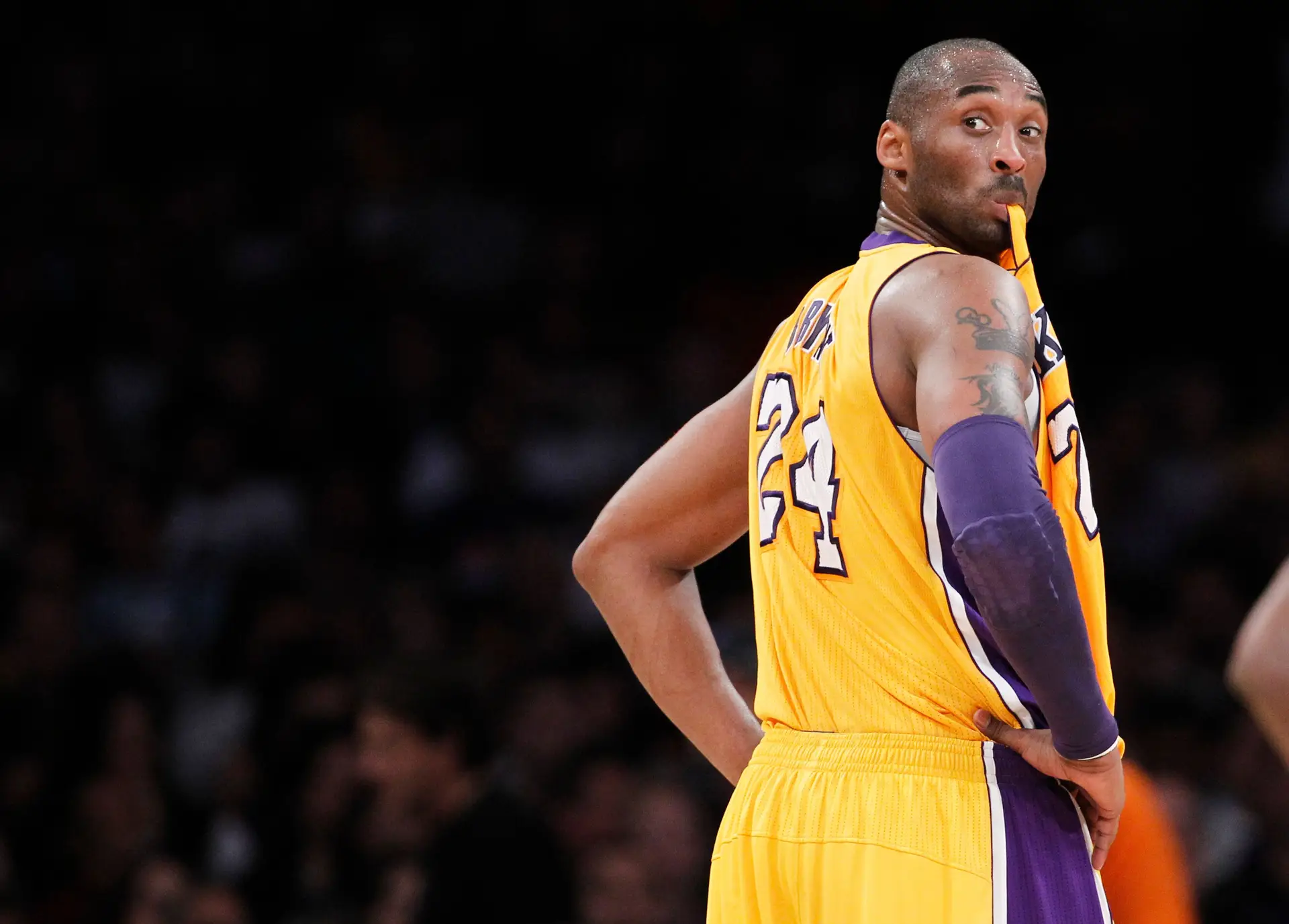 Kobe Bryant, antigo jogador da equipa dos Lakers, da NBA, morreu a 26 de janeiro, vítima de um acidente de helicóptero, de que resultaram 9 vítimas mortais, em Calabassas, na Califórnia.