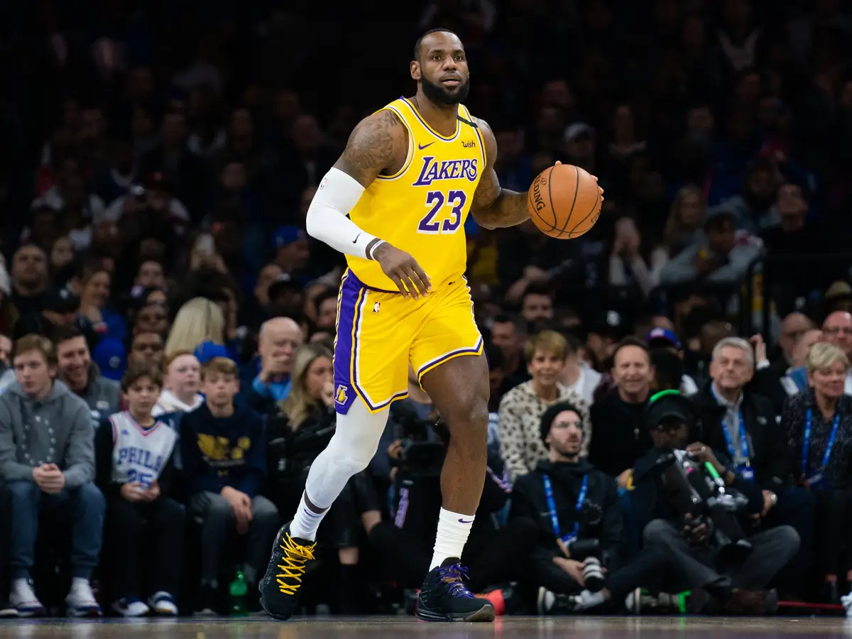 LeBron James renova com o Los Angeles Lakers e torna-se o atleta