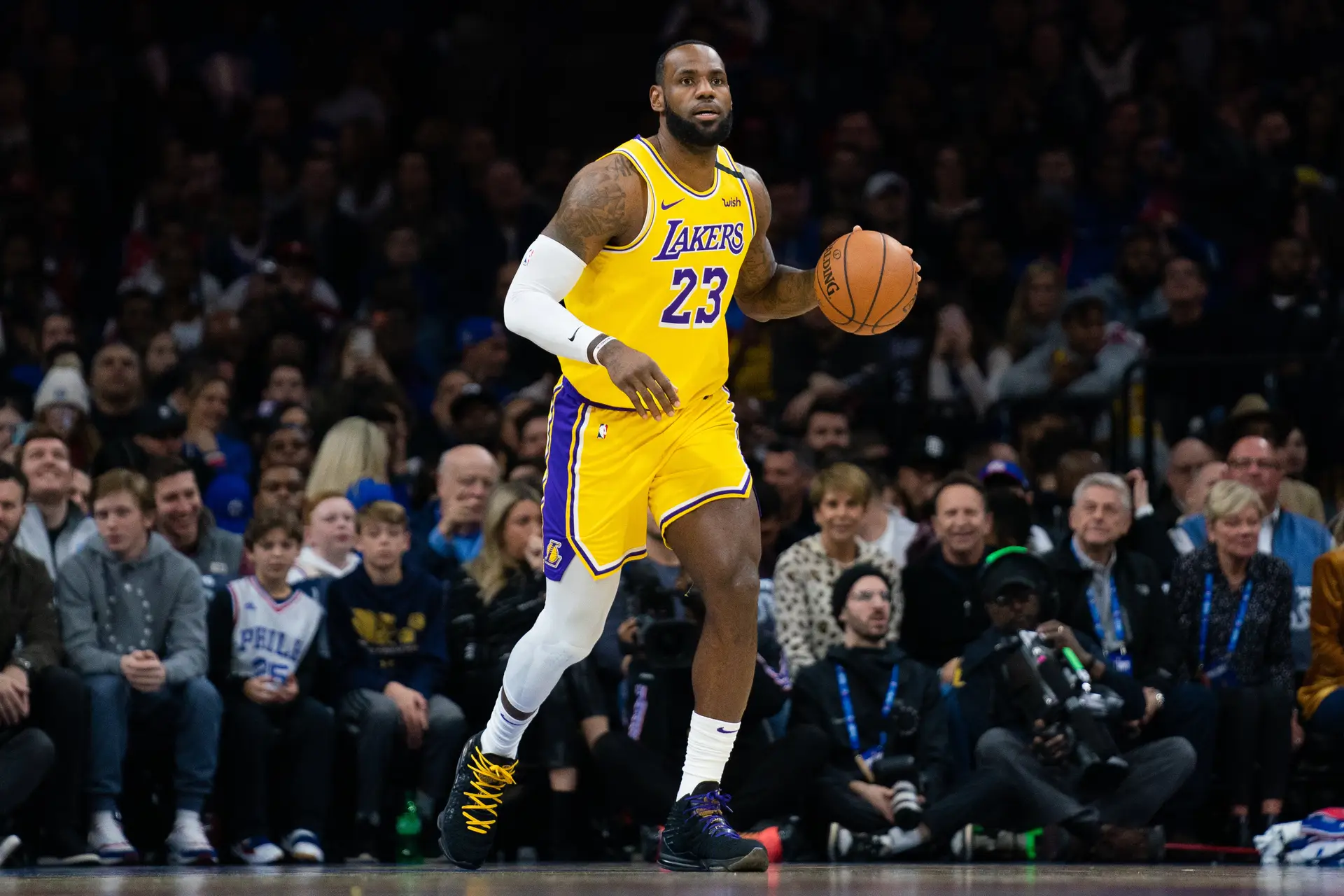Lebron James renova contrato com os Lakers e torna-se no jogador mais bem pago da história da NBA