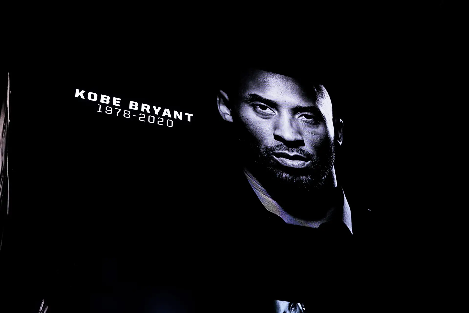 Kobe Bryant morre num acidente de helicóptero. Há 9 vítimas