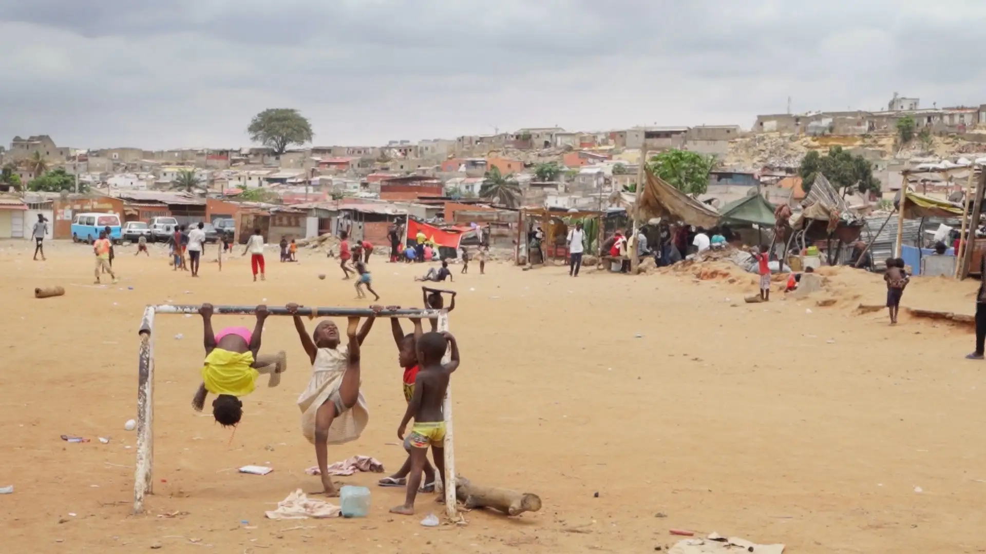 Crianças no bairro da Areia Branca, Luanda