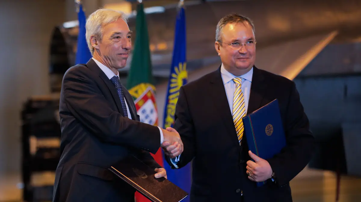 O ministro da Defesa Nacional, João Gomes Cravinho, cumprimenta o ministro da Defesa da Roménia, General Nicolae-Ionel Ciucã.