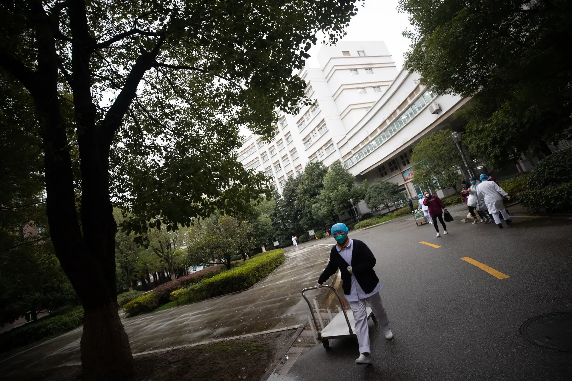 O hospital de Jinyintan hospital em Wuhan, um dos poucos sítios na cidade sob quarentena onde há movimento, com a mobilização de milhares de médicos de outras regiões chinesas para a província do centro do país