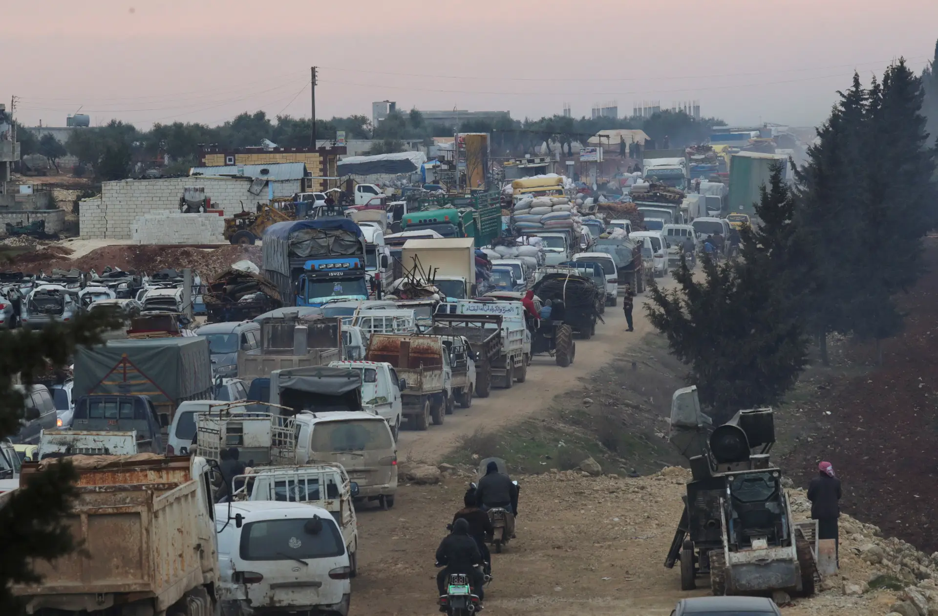Guerra na Síria obriga milhares de pessoas a fugir de Idlib
