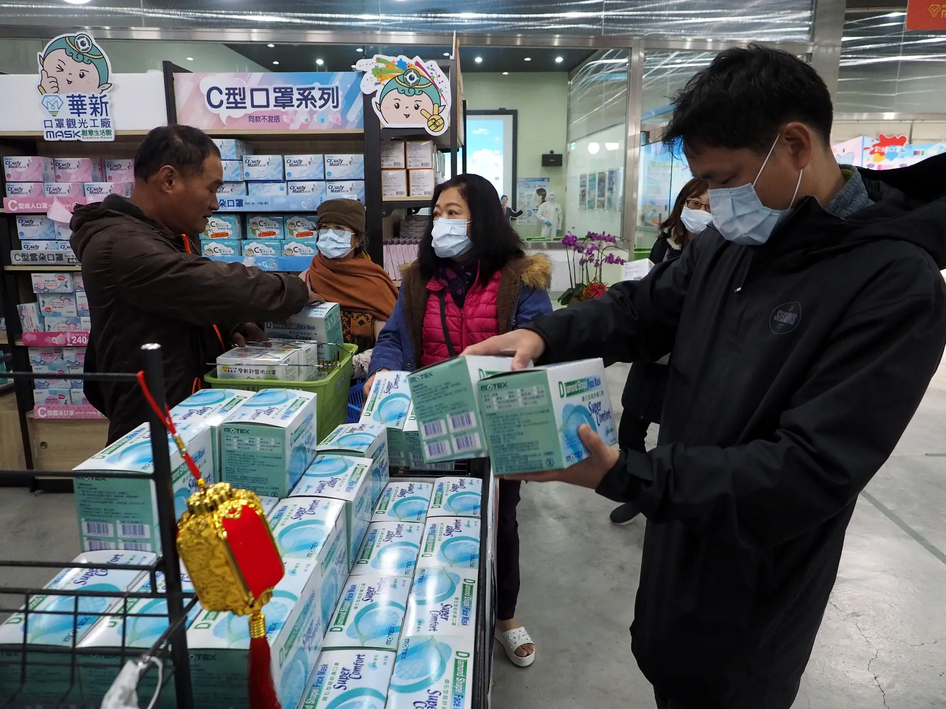 UNICEF envia toneladas de máscaras e vestuário de proteção para a China