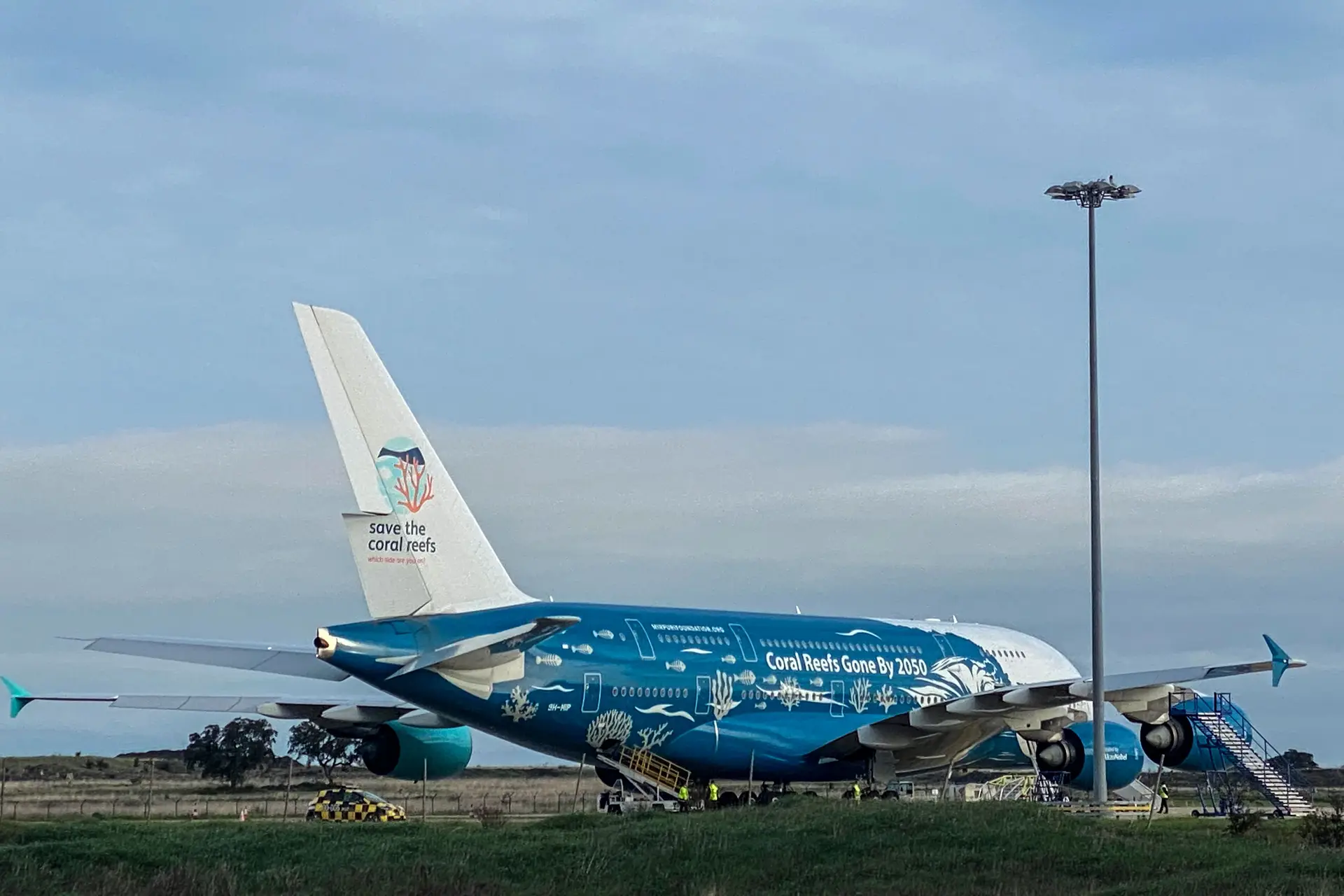 Avião com 17 portugueses da China já aterrou em França