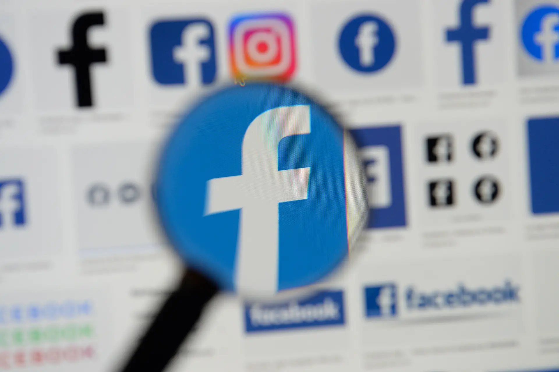 Facebook remove conteúdos com curas falsas para combater o coronavírus