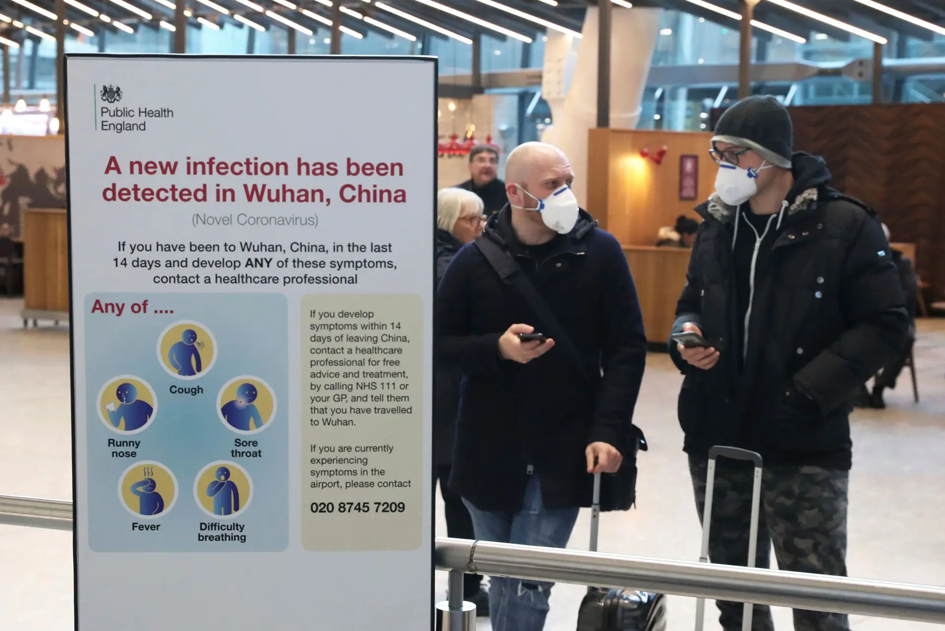 Avião com britânicos e europeus repatriados de Wuhan aterrou em Inglaterra