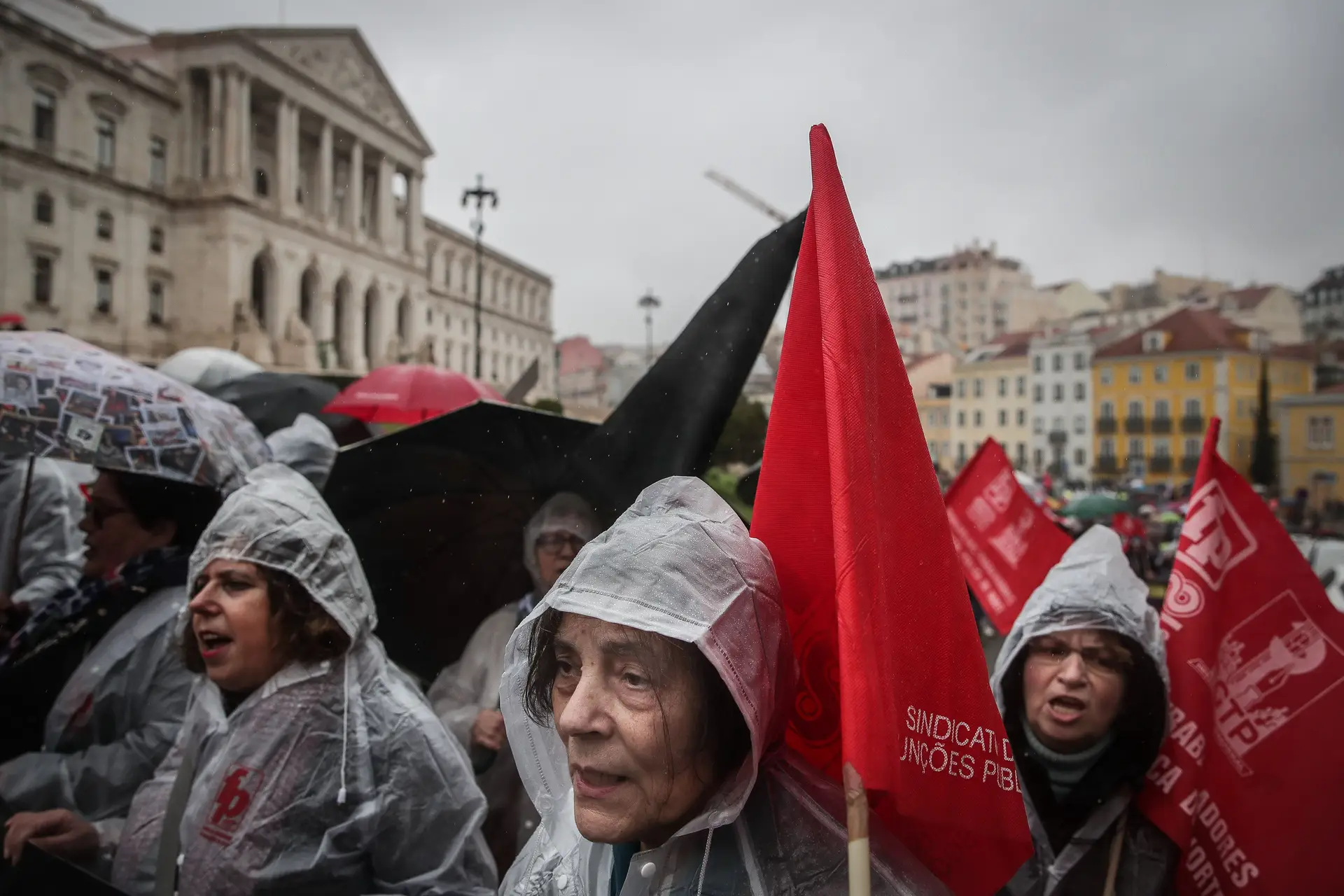Seis mil funcionários públicos protestam contra proposta de aumento salarial