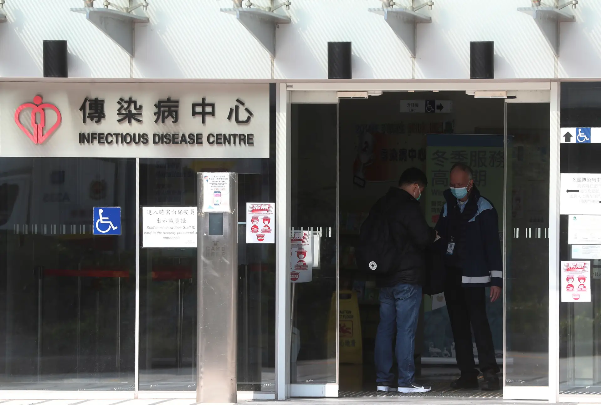 Trabalhadores dos hospitais de Hong Kong ameaçam fazer greve