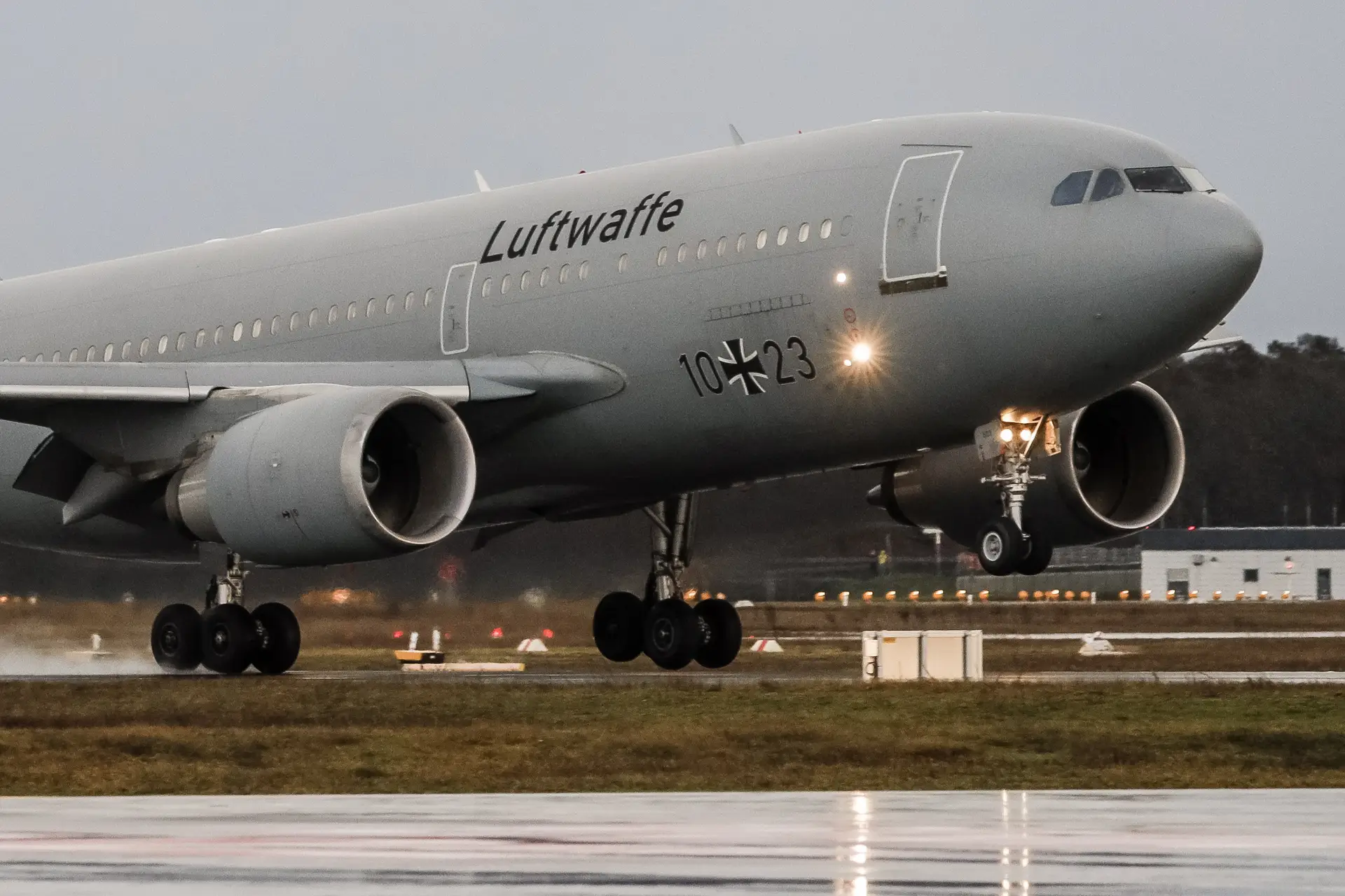 Avião militar alemão com 128 pessoas retiradas de Wuhan chegou à Alemanha
