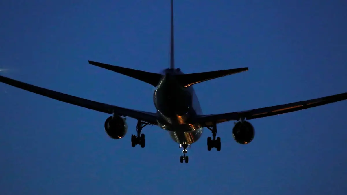 Um avião da Air Canada, com 128 passageiros, aterrou esta segunda-feira de emergência no aeroporto de Barajas, em Madrid, devido a problemas técnicos.
