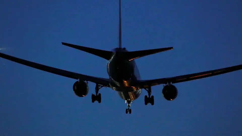 Um avião da Air Canada, com 128 passageiros, aterrou esta segunda-feira de emergência no aeroporto de Barajas, em Madrid, devido a problemas técnicos.