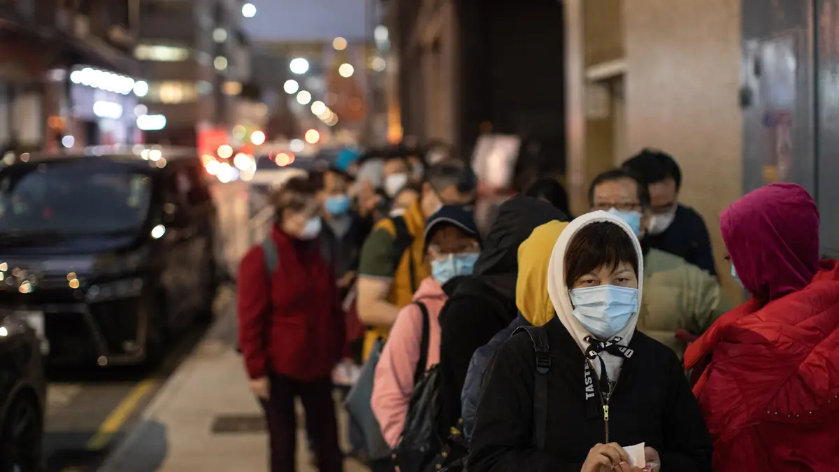 Coronavírus: a fila para comprar máscaras, em Hong Kong.  