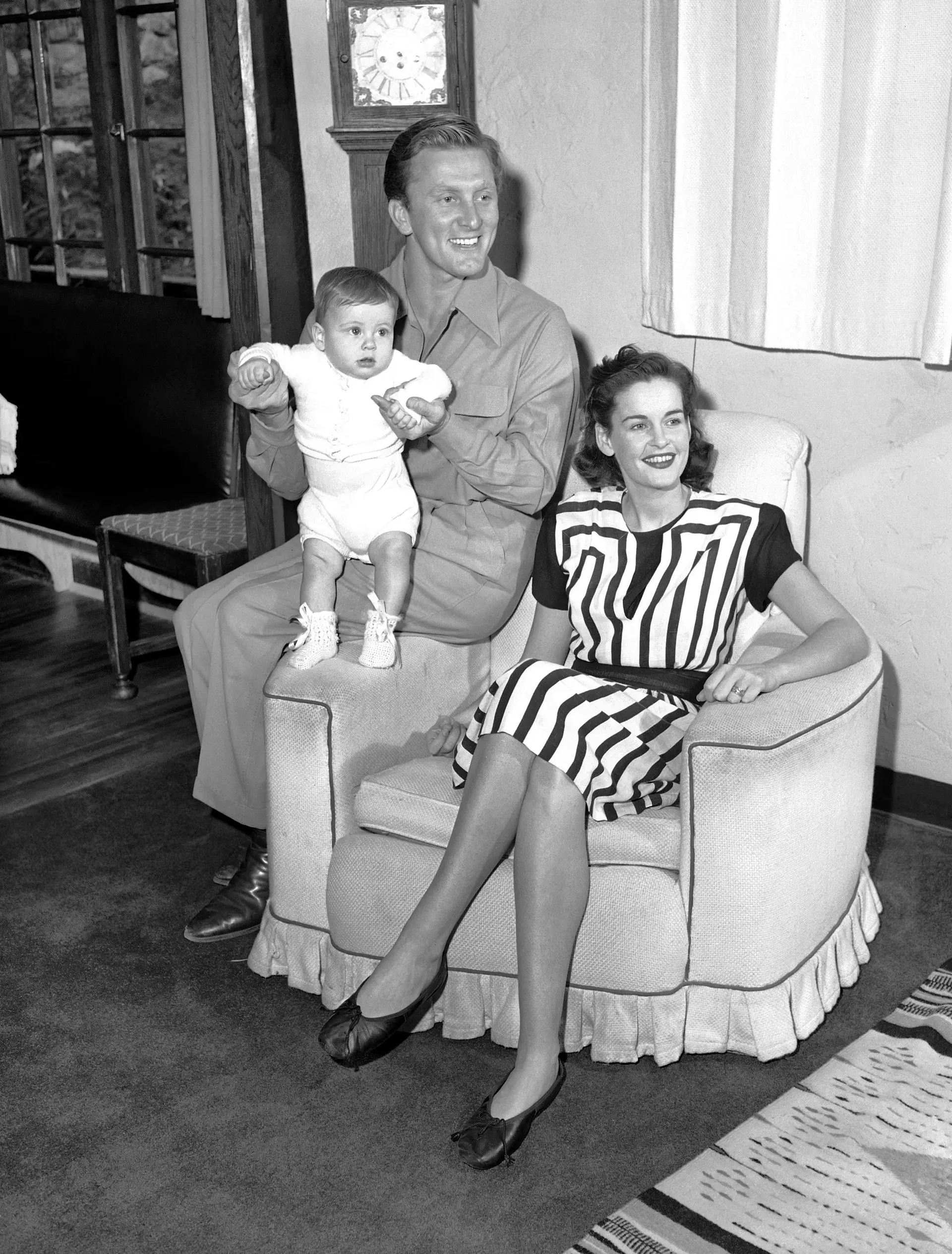 Setembro 1947 - Kirk Douglas com a mulher, Diana, e o filho, Joel.