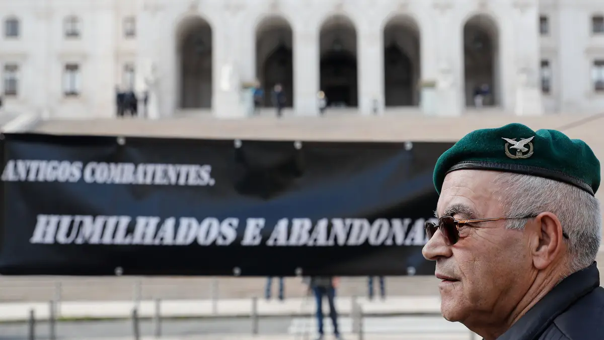 Ex-combatentes das Guerras do Ultramar, durante uma manifestação pela aprovação do Estatuto do combatente, frente à Assembleia da República, em Lisboa.