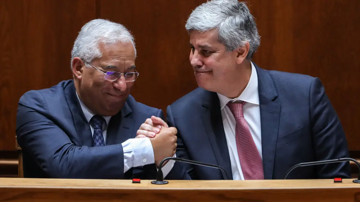 O primeiro-ministro, António Costa, e o ministro das Finanças, Mário Centeno , cumprimentam-se após o Orçamento do Estado para 2020 ter sido aprovado, na Assembleia da República, em Lisboa