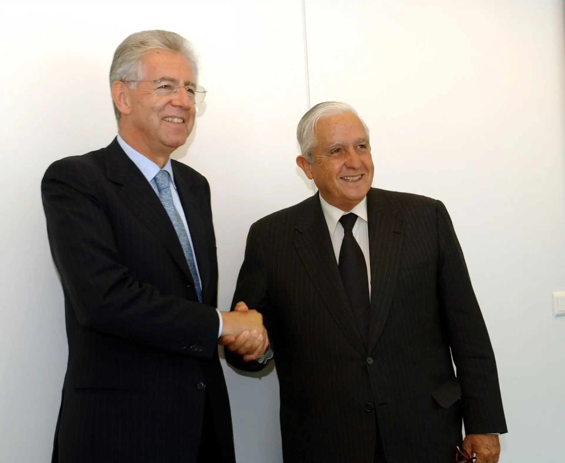 O  ex-ministro Álvaro Barreto (à direita), morreu a 10 de fevereiro aos 84 anos. Na foto em 2004, na altura ministro da Economia, com o então comissário europeu Mario Monti.
