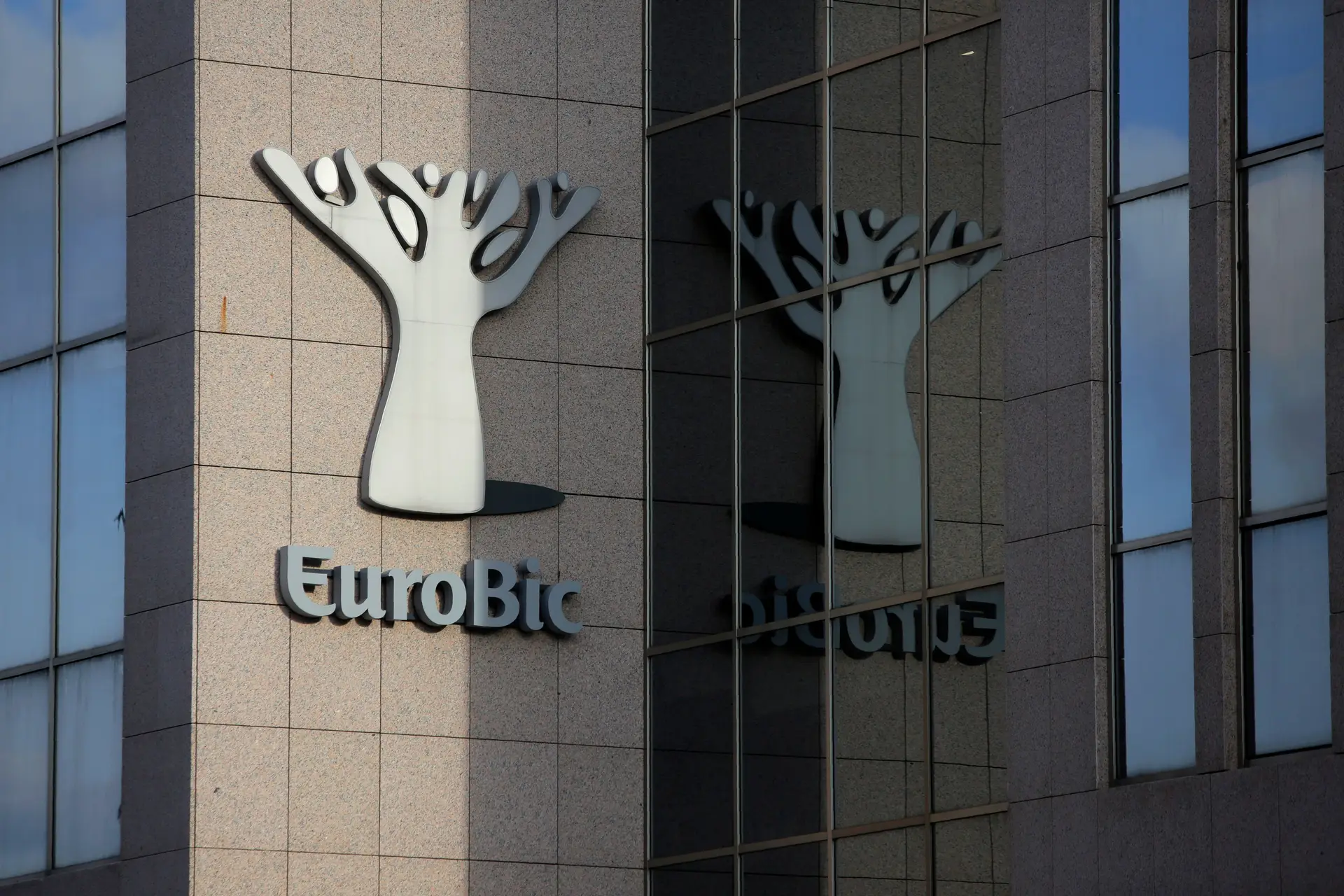 Lesados do Eurobic protestam junto ao Banco de Portugal